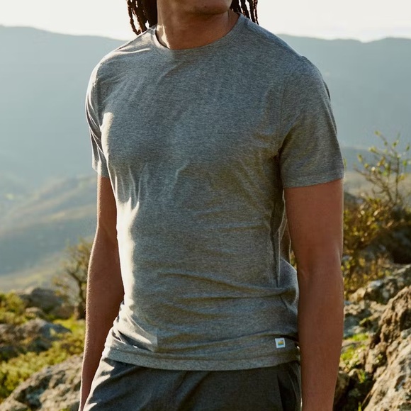 Vuori Strato Tech Short Sleeve T-Shirt in Heather Gray Size Large - Picture 9 of 10